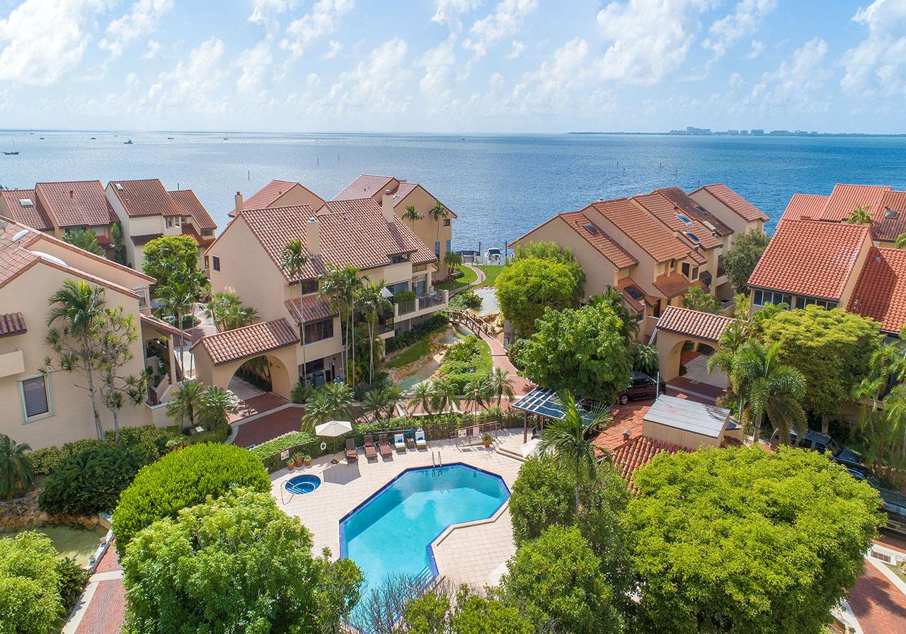 刚上市|位于椰子林区的封闭式Waterfront L 'Hermitage的5床住宅售价1美元.749M $1,498,000